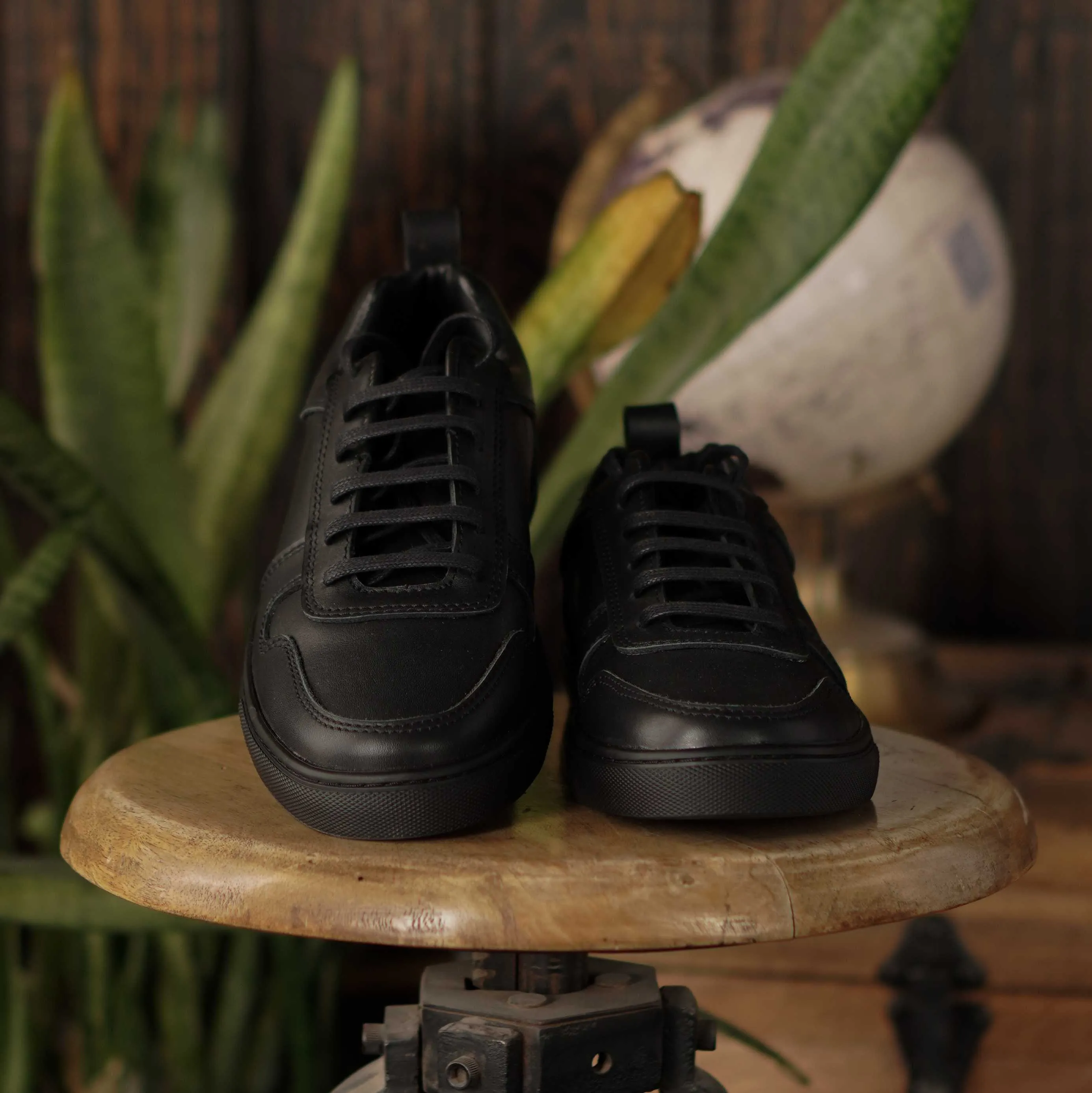 Brooklyn Low Top Sneakers (Raven Black)