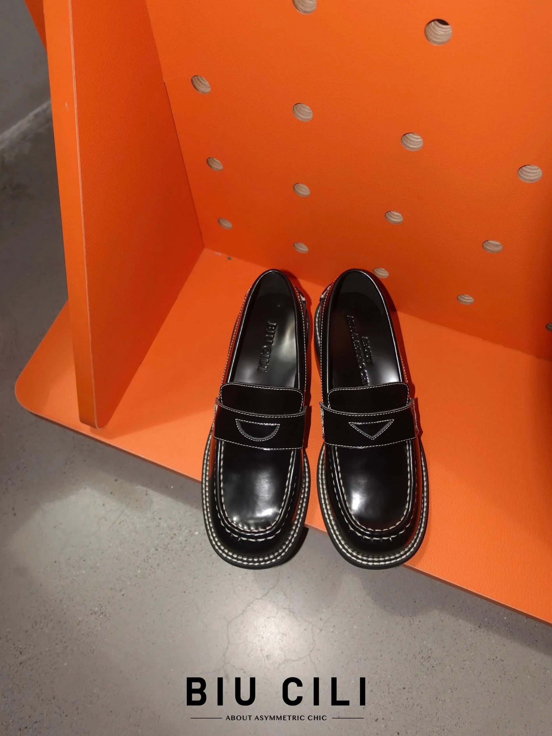 Gentlewoman 3.0 Women's Asymmetric Leather Loafer in Black
