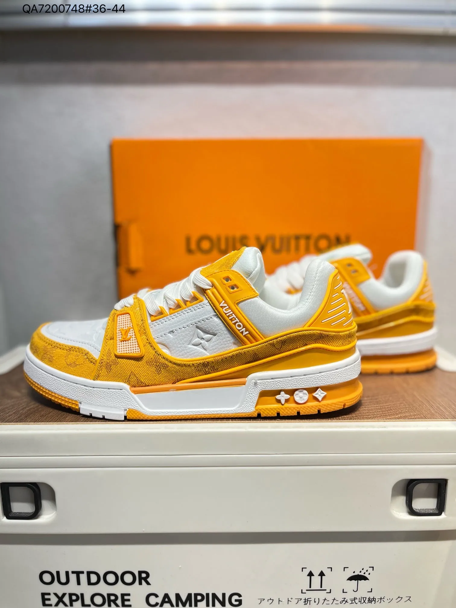 Latest color sports shoes