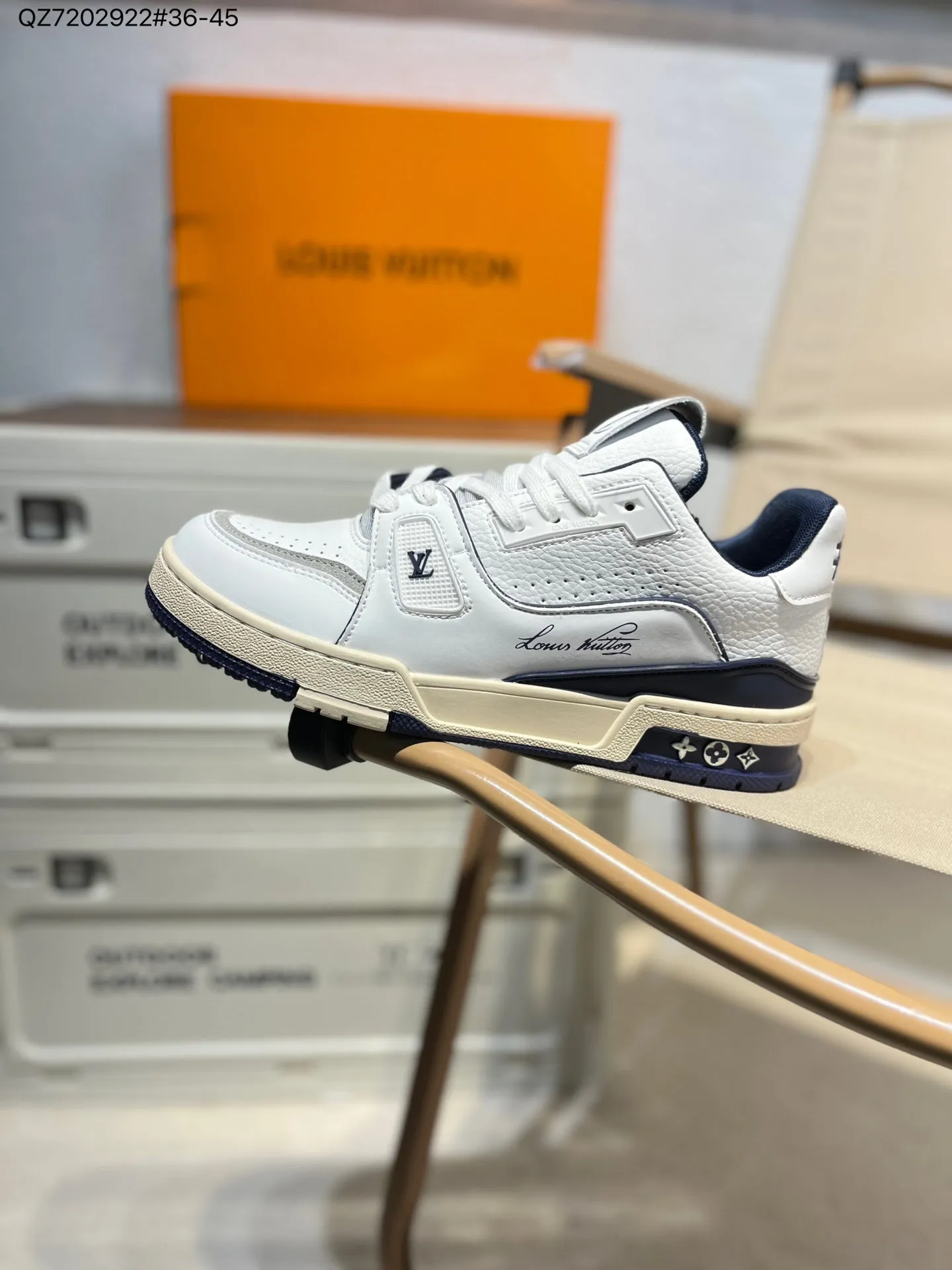 Latest color sports shoes
