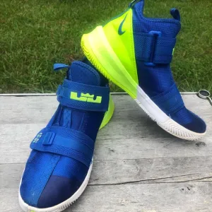 Nike Boys Lebrun Soldier XIII AR7586-400,Size 7 y, Blue/Green Basketball Sneaker