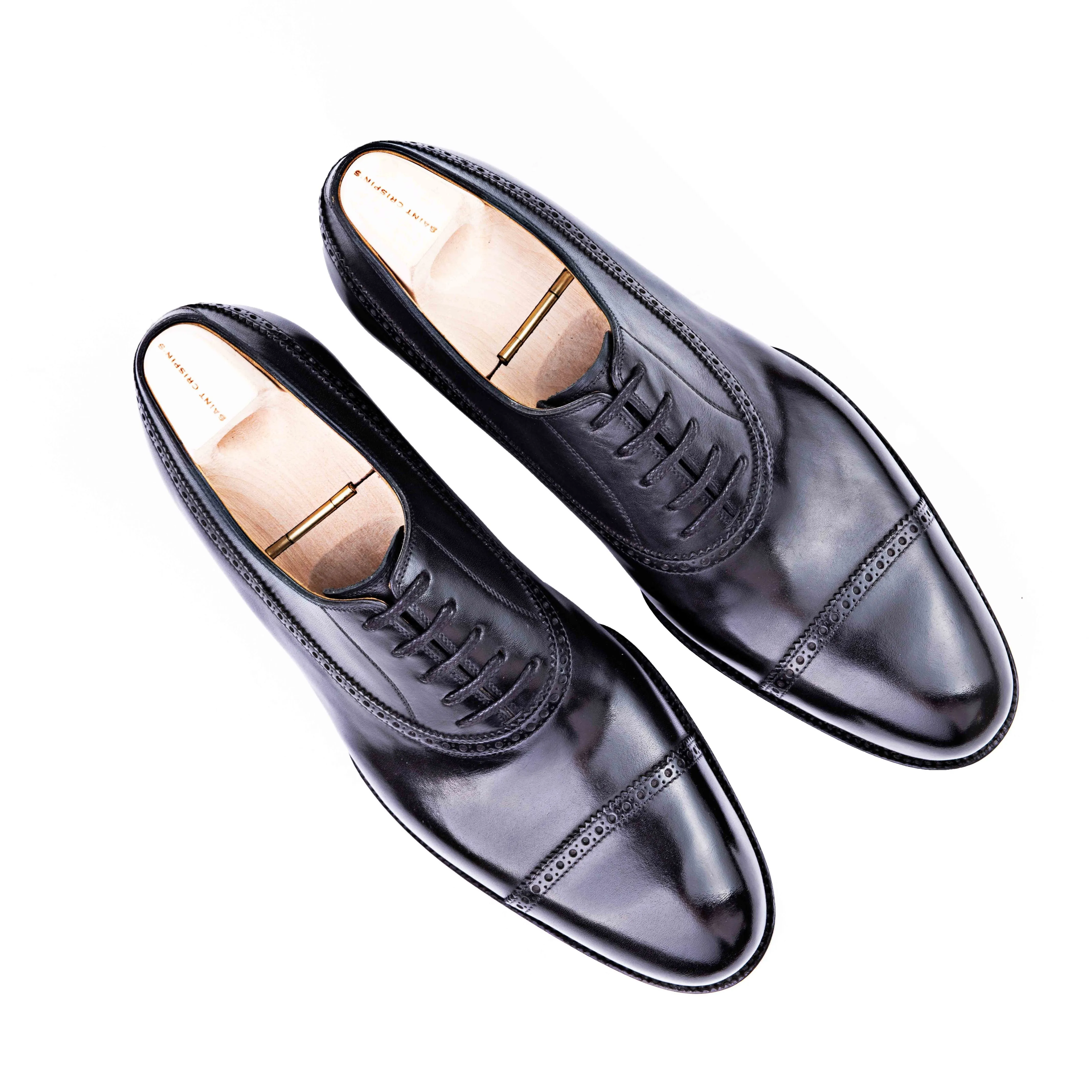 Straight toe cap Oxford with accolade side brogueing