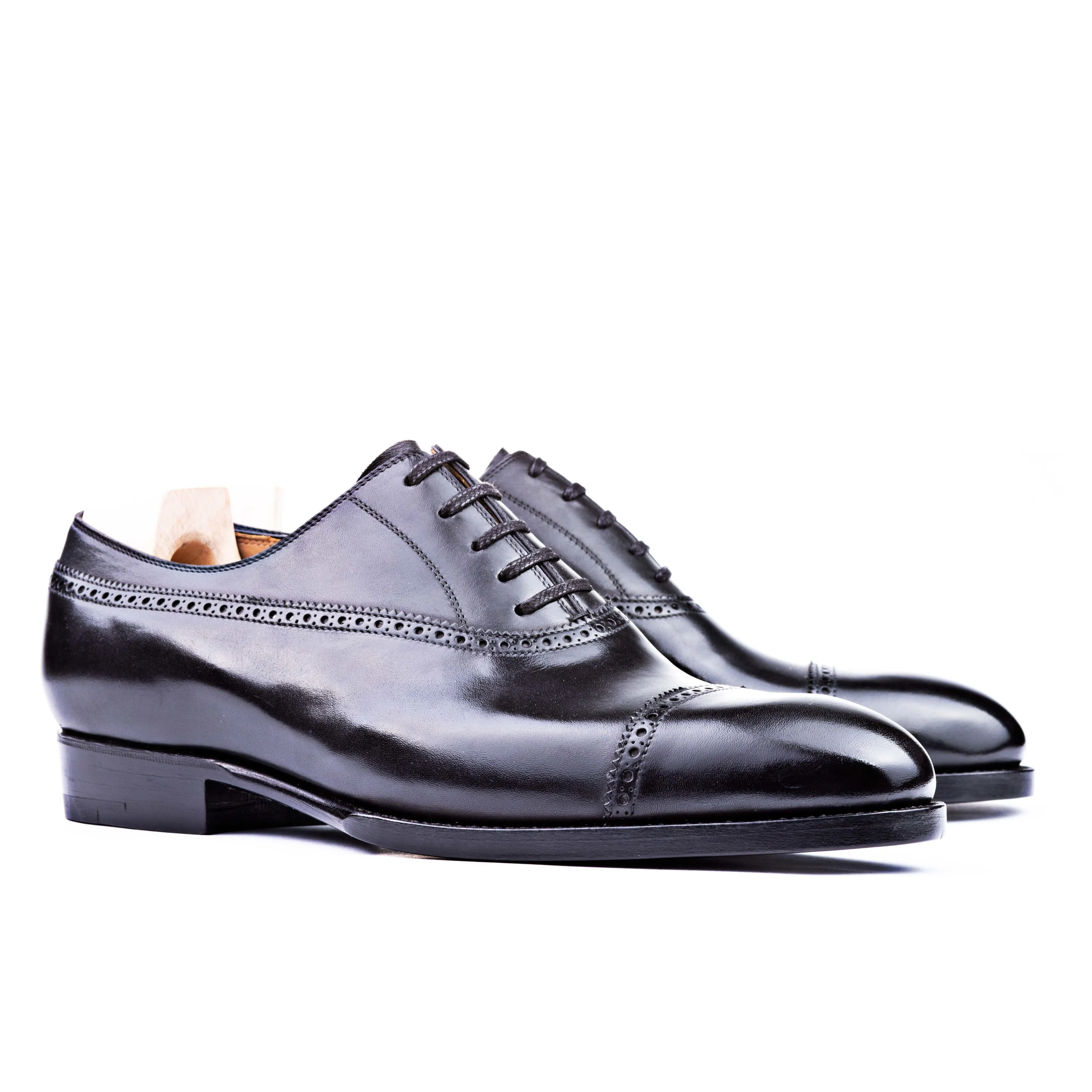 Straight toe cap Oxford with accolade side brogueing