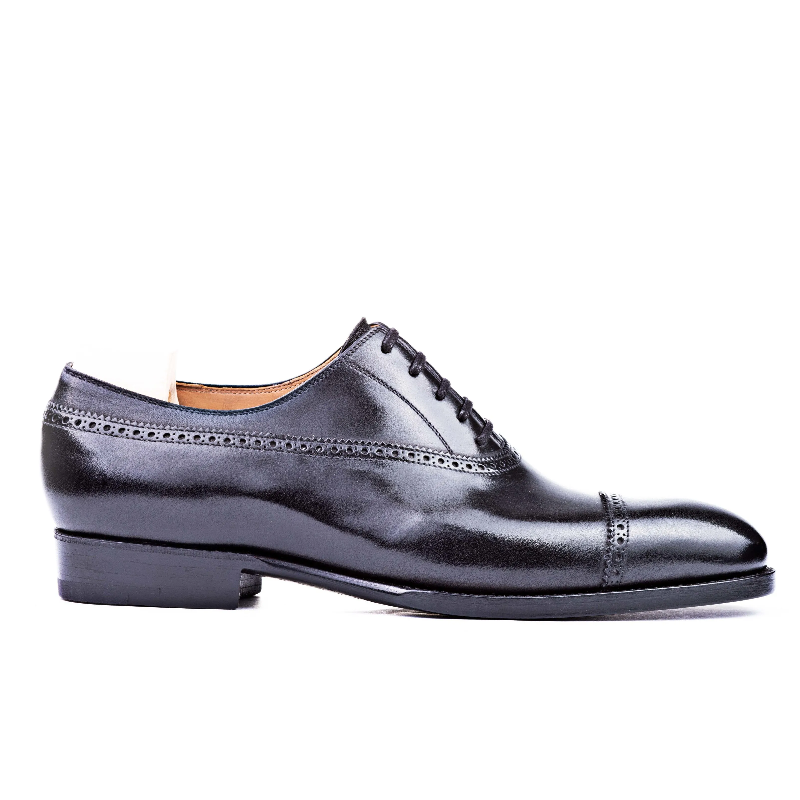Straight toe cap Oxford with accolade side brogueing