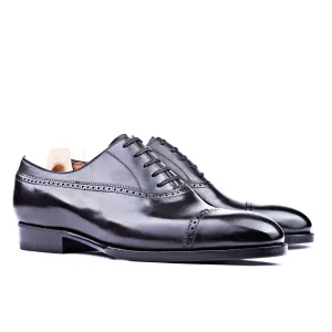 Straight toe cap Oxford with accolade side brogueing
